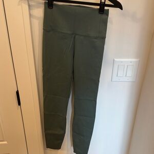 Vuori Evolve Leggings & Evolve Square Neck Bra (matching set), Size Small, Green